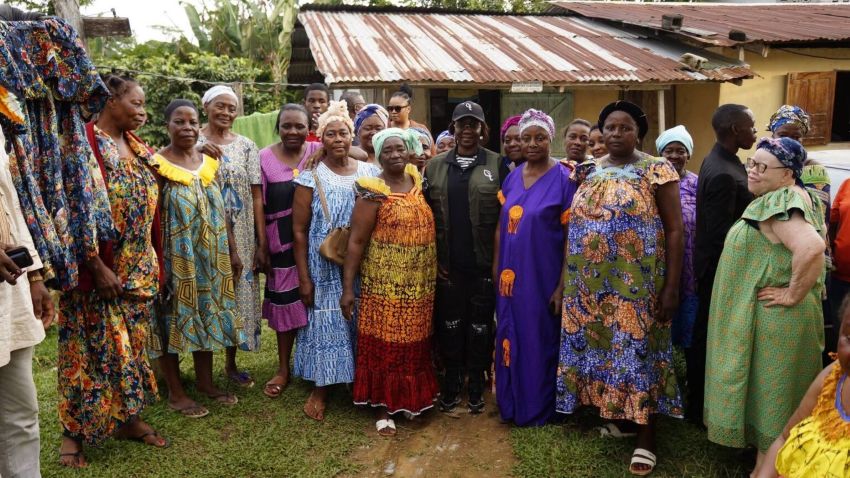 Ministre et femmes locales du Woleu-Ntem lors d’une rencontre préparatoire