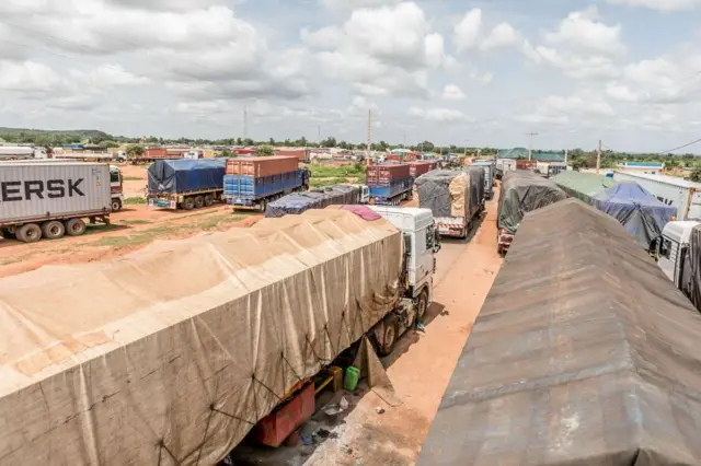 Trafic bloqué à la frontière Bénin-Niger en 2023, impactant l'économie régionale