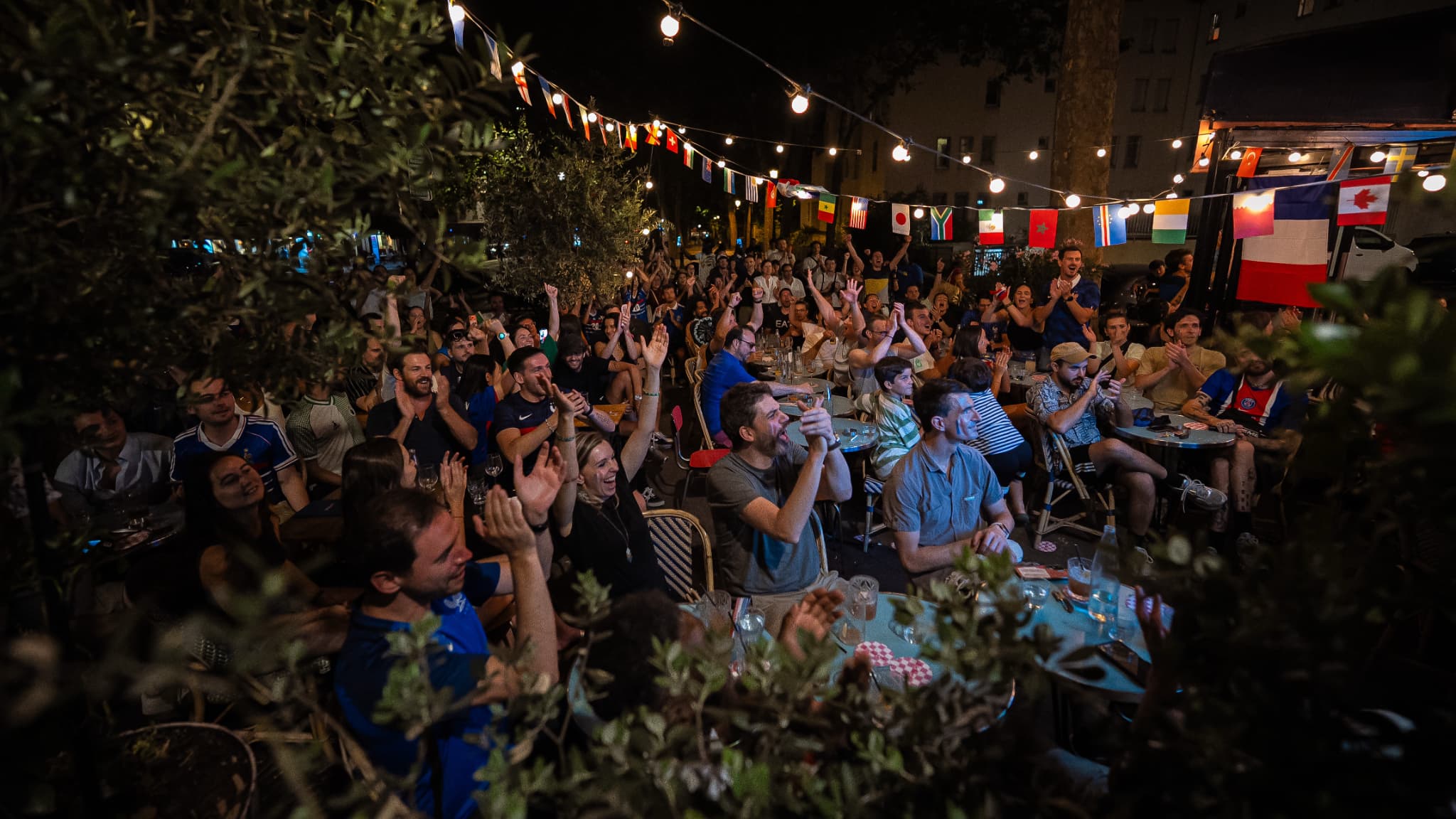 Les célébrations après la victoire de la France face au Maroc se déroulent sans incident majeur à Paris