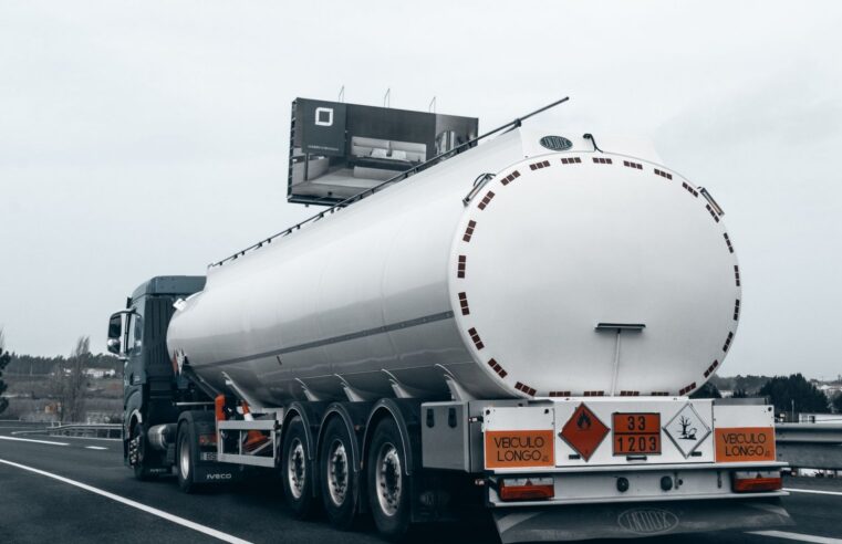 Mali : un convoi de 950 camions-citernes apporte une touche d&rsquo;espoir à Bamako