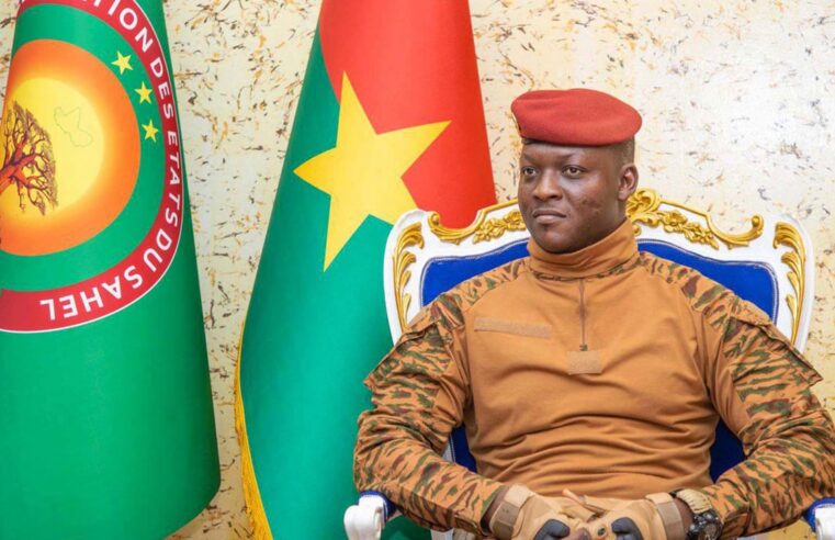 Ibrahim Traoré : le président du Burkina Faso est accusé de financer une milice numérique qui cible les journalistes