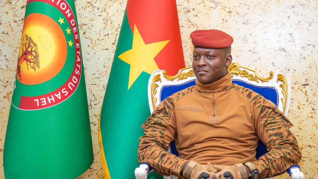 Ibrahim Traoré : le président du Burkina Faso est accusé de financer une milice numérique qui cible les journalistes