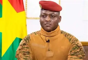 Traoré au Burkina Faso : le pouvoir par les armes et ses dérives