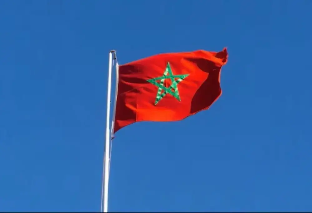 Profanation du drapeau marocain : l&rsquo;Ambassade du Maroc en France dénonce des actes de violences