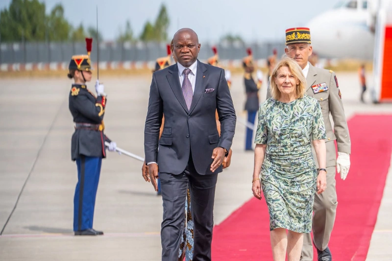 Oligui Nguema reçu en grande pompe à Paris pour sa visite officielle