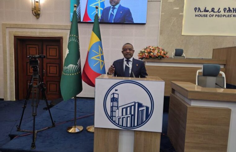 « Coup d&rsquo;État militaire, coup d&rsquo;État constitutionnel » : le sénateur Salomon Kalonda interpelle l&rsquo;Afrique depuis Addis