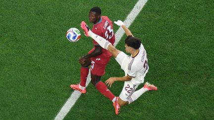 Le latéral portugais Nuno Mendes tente de contrer un joueur espagnol lors du choc des 8e de finale de la Coupe du monde 2026 à Dallas
