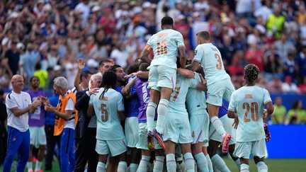 La joie du clan tricolore après le but d'Ousmane Dembélé face au Maroc en quarts de finale du Mondial, le 9 juillet 2026. (MATT SLOCUM/AP/SIPA)
