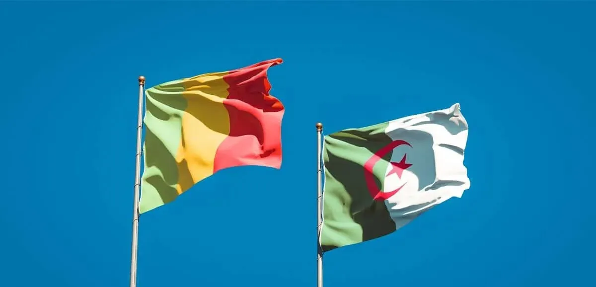 Avion survolant les frontières entre l'Algérie et le Mali après la réouverture des espaces aériens
