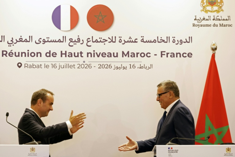 Sébastien Lecornu, Premier ministre français, et Aziz Akhannouch, son homologue marocain, lors d'une conférence de presse au ministère des Affaires étrangères à Rabat