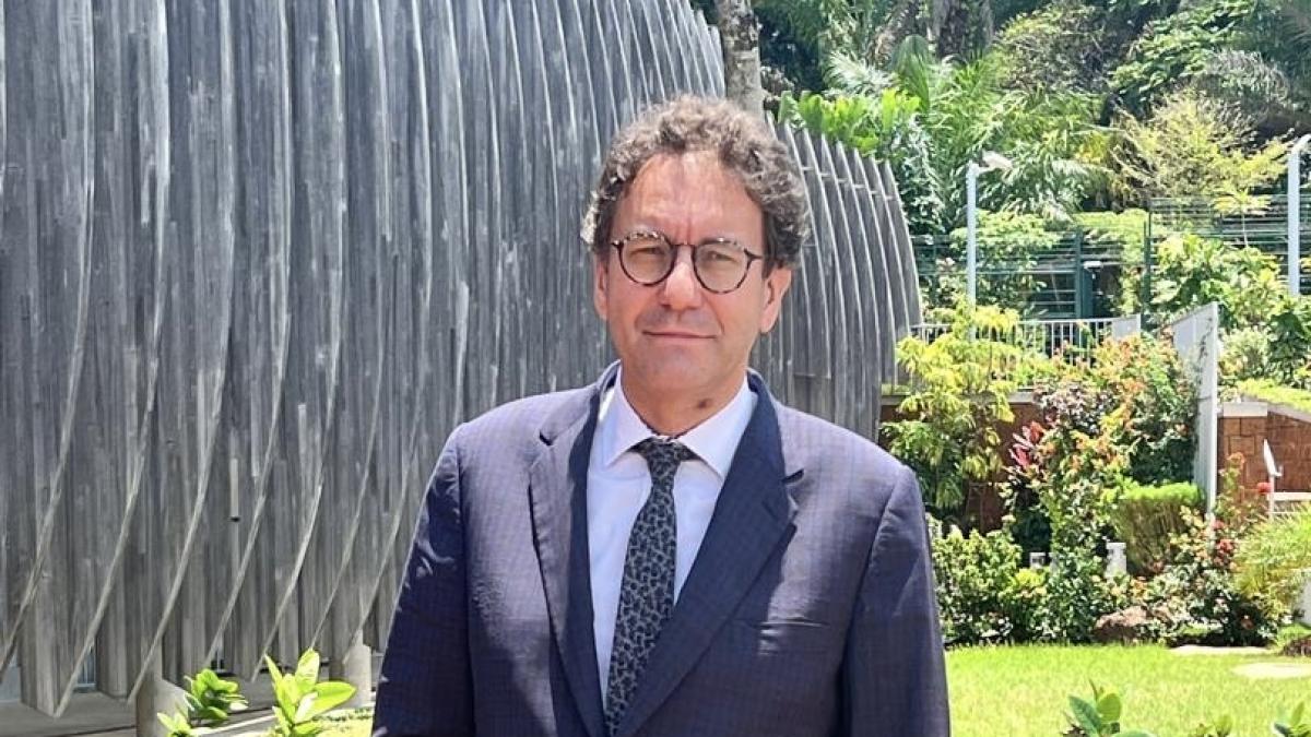 ambassadeur de France au Gabon lors d'une cérémonie