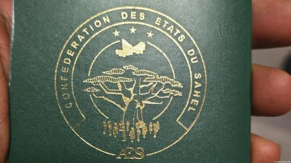 Drapeaux des pays de l'AES et de la Cédéao illustrant la scission régionale