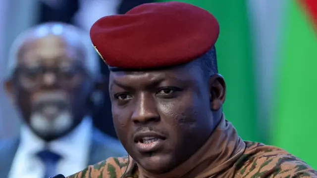 Portrait d'Ibrahim Traoré en tenue militaire beige et béret rouge