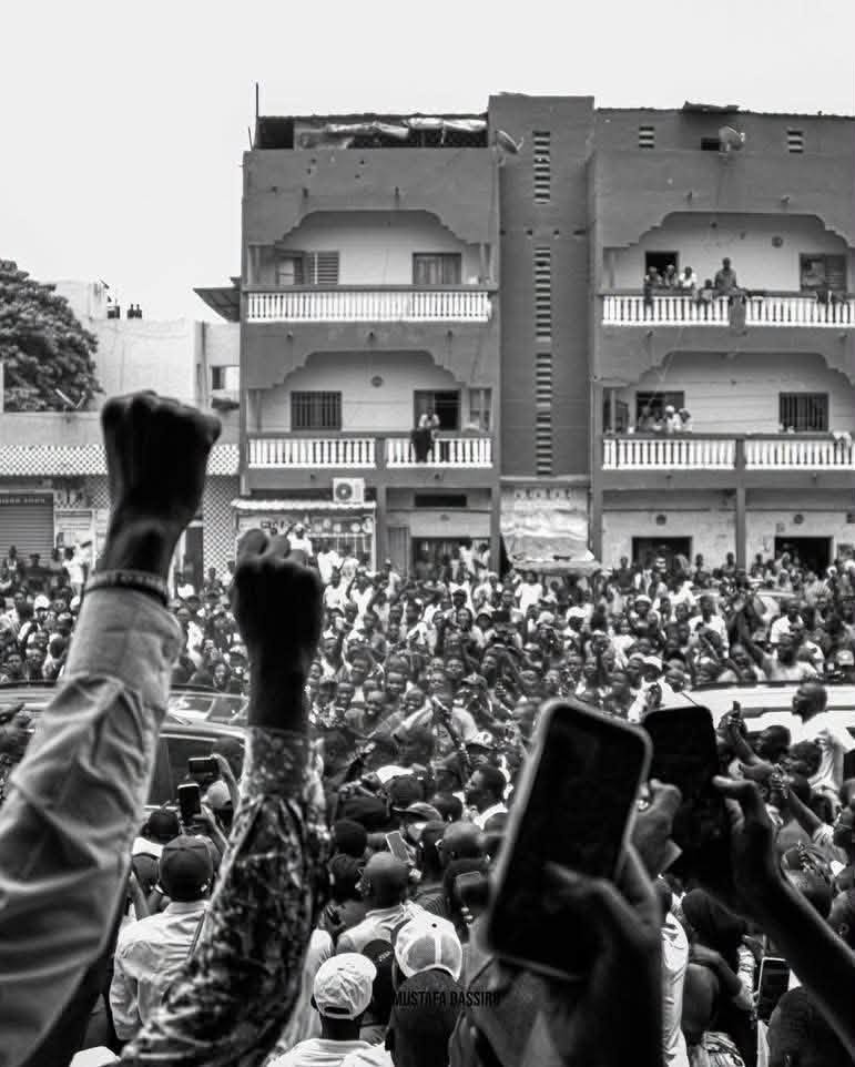 Ousmane Sonko acclamé par la foule en banlieue dakaroise