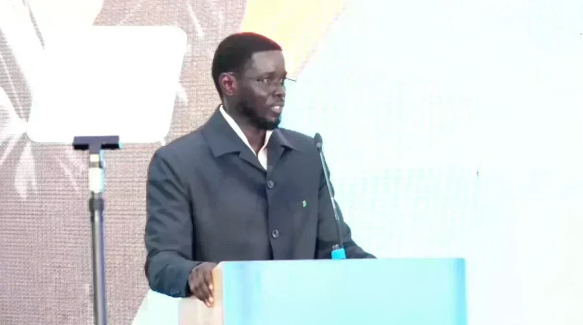 Le président Bassirou Diomaye Faye lors de son discours à Dakar Le président Bassirou Diomaye Faye s'exprime lors d'un événement politique important