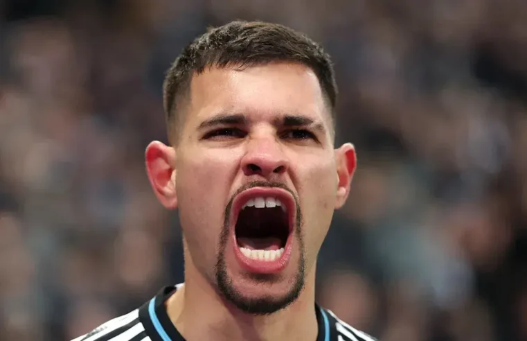 Bruno guimarães officiellement à arsenal : le milieu brésilien déjà en tenue des gunners