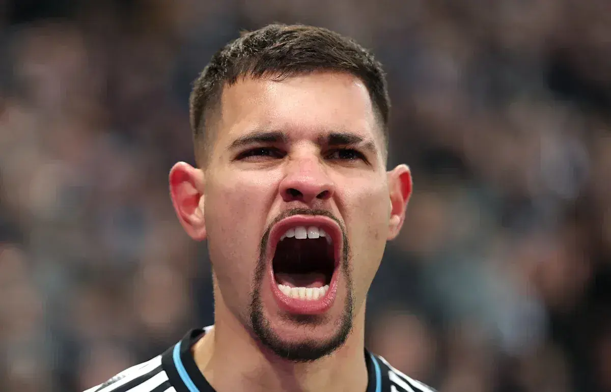 Bruno guimarães officiellement à arsenal : le milieu brésilien déjà en tenue des gunners