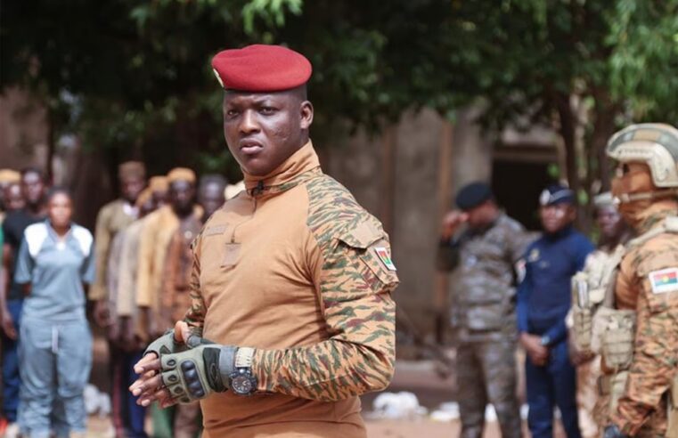 Journalistes burkinabè formés militairement : une mesure controversée du pouvoir