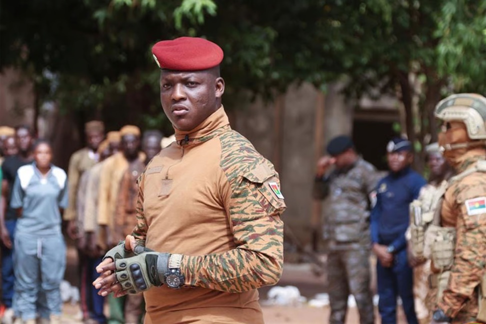 Journalistes burkinabè formés militairement : une mesure controversée du pouvoir