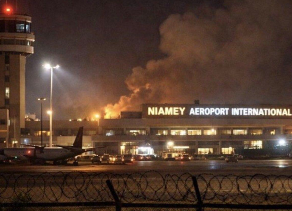 Niamey sous haute tension : des tirs mystérieux réveillent les peurs d&rsquo;un nouveau coup d&rsquo;État au Niger