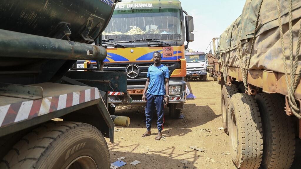 Camions en attente sur l'axe routier reliant Douala à Bangui, illustration des défis logistiques actuels