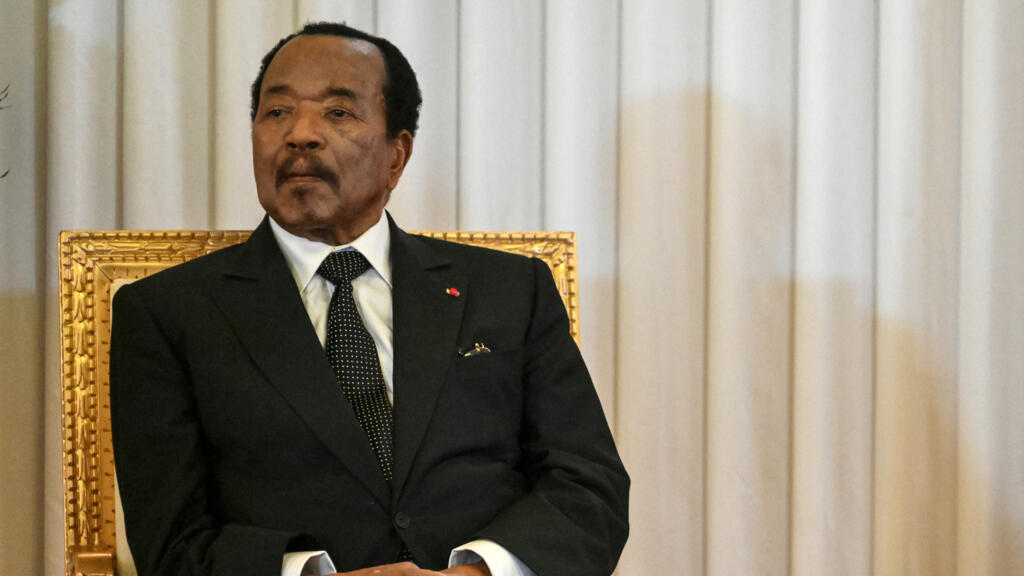 Le président camerounais Paul Biya en discussion avec le pape Léon XIV lors d'une visite officielle à Yaoundé en avril 2026