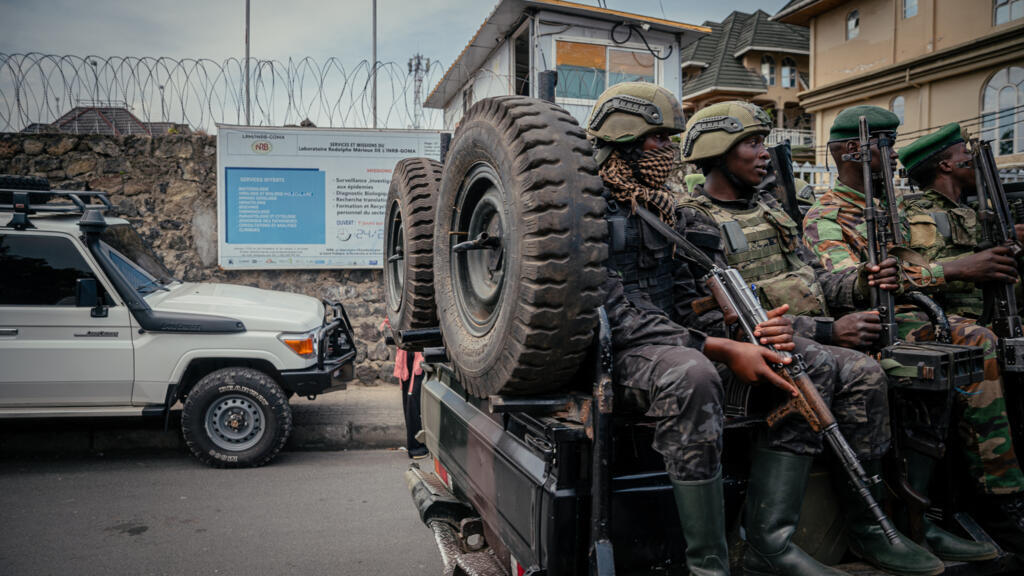Des soldats de l'AFC/M23 patrouillent près d'un laboratoire à Goma en mai 2026.