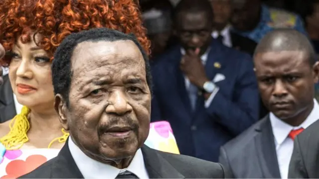Paul Biya lors d'une apparition publique avec son épouse Chantal Biya et des officiels camerounais