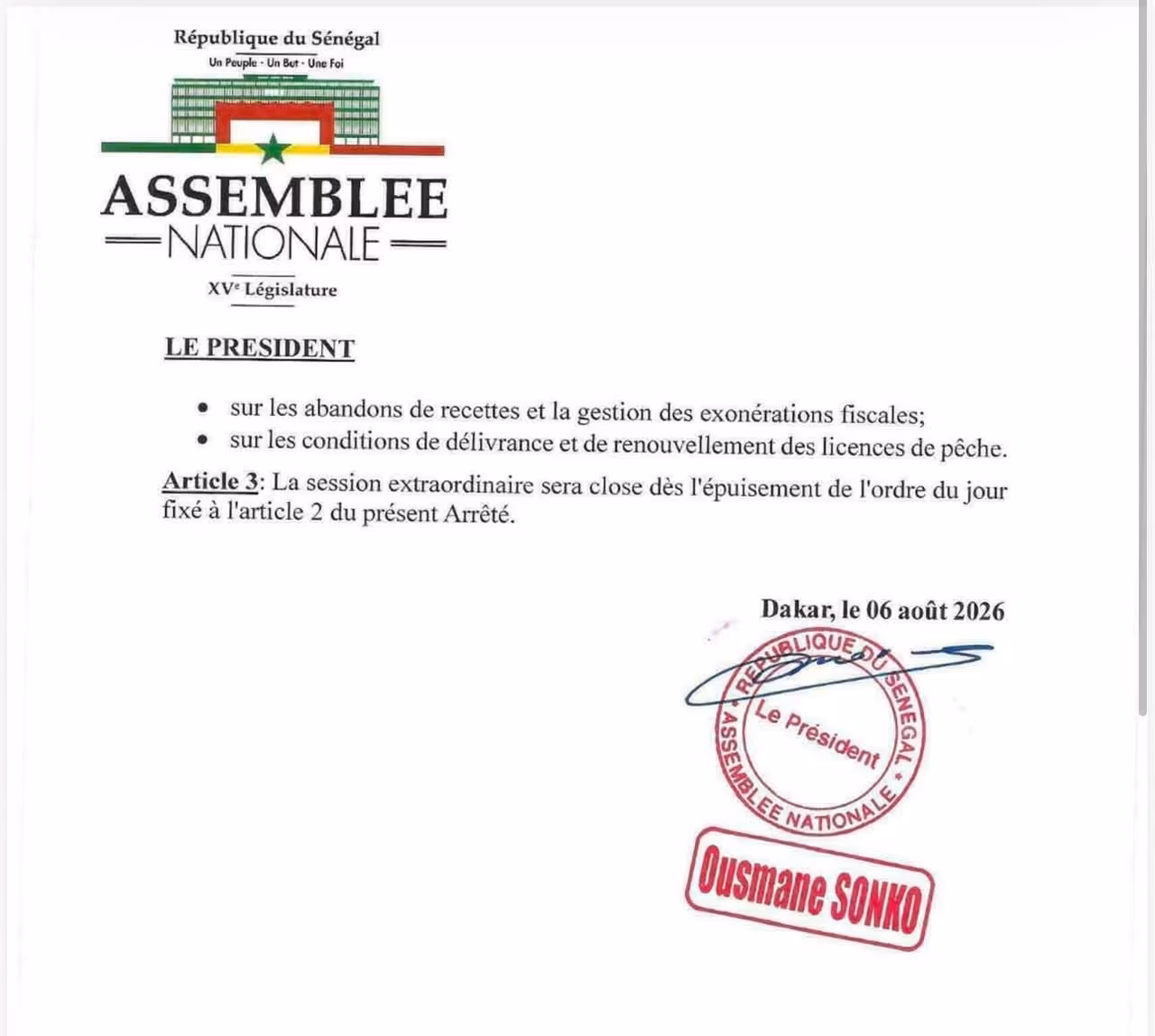 Signature d'un arrêté par Ousmane Sonko en présence de députés