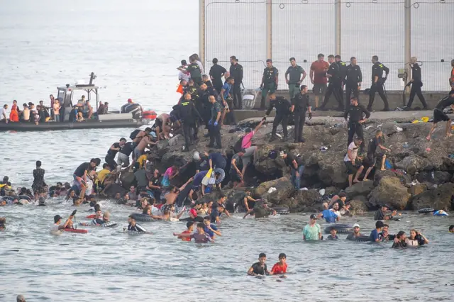 Frontière entre le Maroc et Ceuta, lieu de passage de milliers de migrants