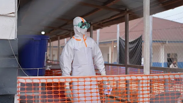 Soignants en discussion au Centre médical évangélique de Bunia pendant l'épidémie d'Ebola
