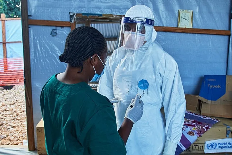 Discussion entre soignants au Centre médical évangélique de Bunia pendant l'épidémie d'Ebola