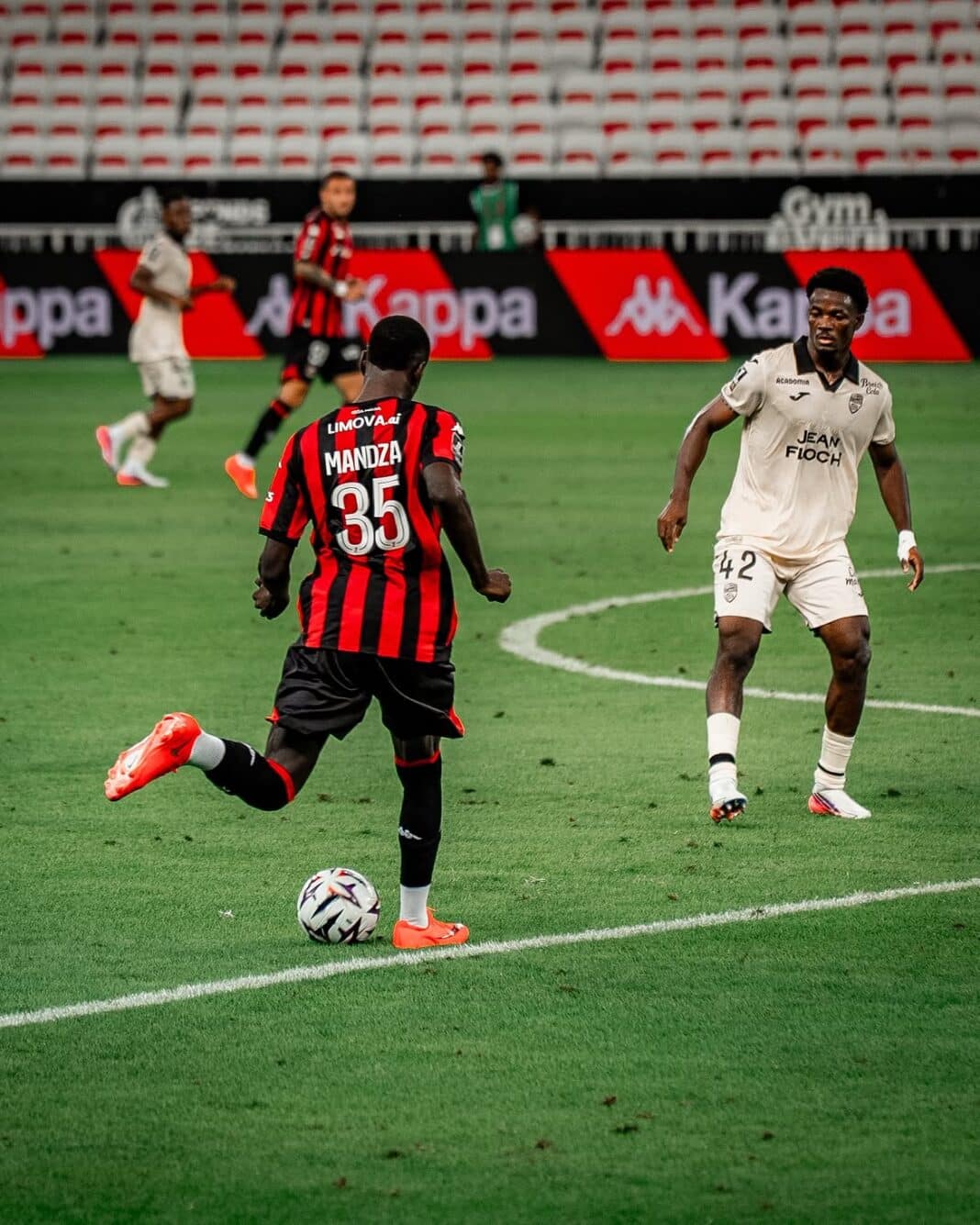 Junior Mandza en action face au FC Lorient.