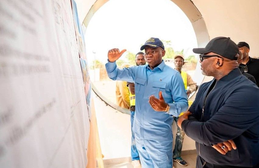 Le président gabonais inspectant un chantier à Franceville