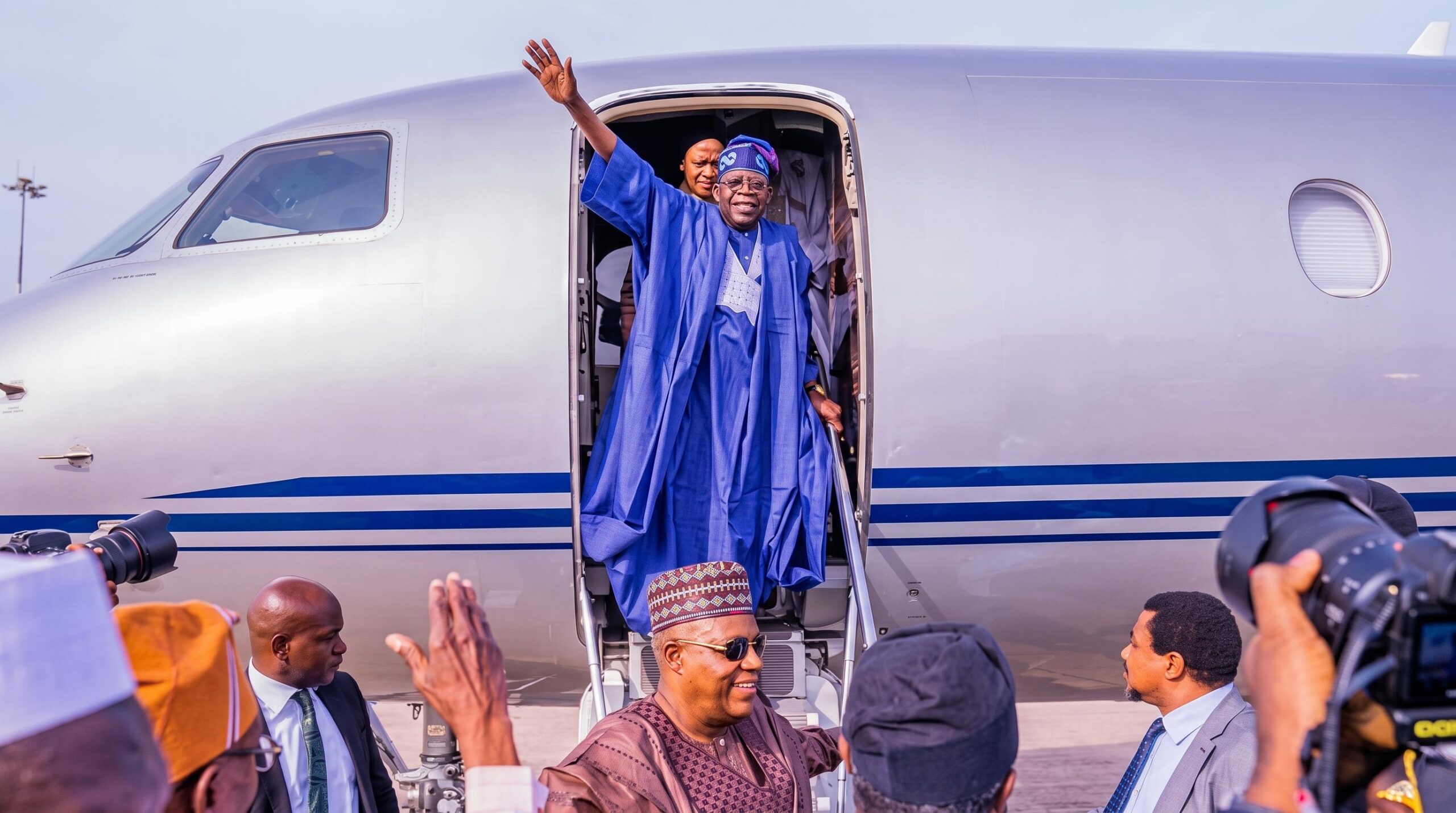 Retour surprise de tinubu à Lagos : quelles réactions et perspectives pour le Nigeria à la veille de l&rsquo;indépendance ?