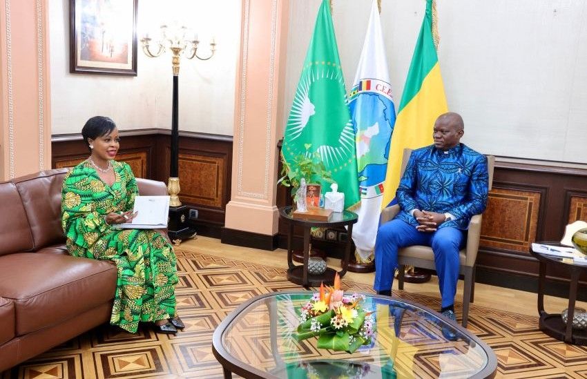 Le président Brica Clotaire Oligui Nguema receiving the Minister of Trade, SMEs and VSEs, Zenaba Gninga Chaning